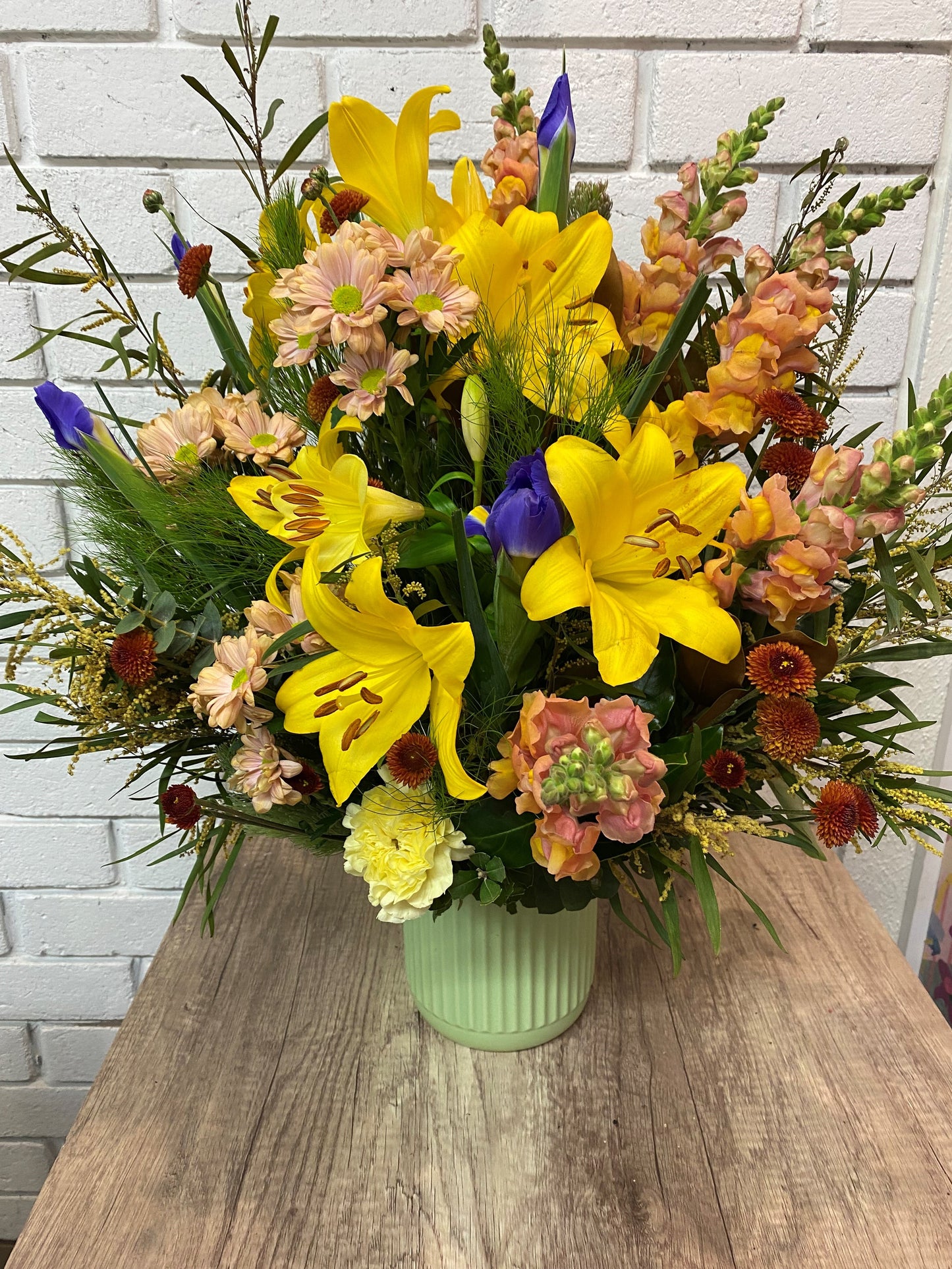 Seasonal flowers in ceramic